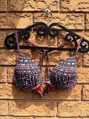 4/$25 • Aqua La Vie En Rose Geometric Underwire Swim Top with Criss-Cross Back